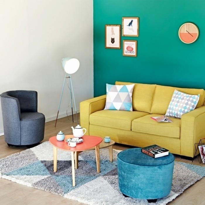 0-alinea-pigus-apšvietimas-gyvenamajam kambariui-spalvotas kilimas-žemos kėdės-mėlyna
