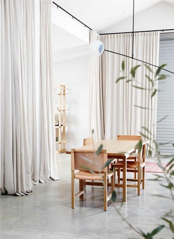 0-dnevna-jedilnica-pohištvo-v-svetlem-lesu-beton-tla-vosek-dolge-bele zavese