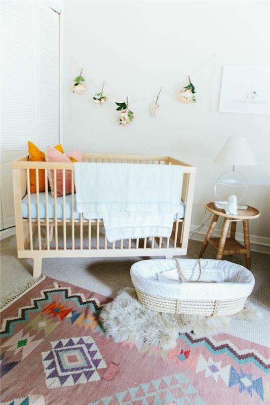 0-mišrus-kūdikių kambario spalvos kilimas-originaliame-kūdikio kambario-baltos sienos