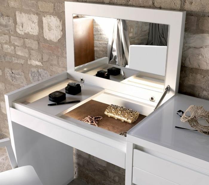 0-ikea-medinis tualetinis stalas-balti-mediniai baldai ir veidrodis miegamajame