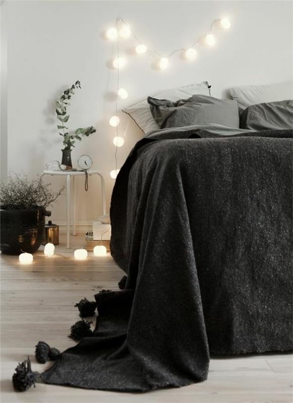 0-pilka-lova-antklodė-romantiškas-apšvietimas-medinės grindys-šviesiai-deko-romantiška