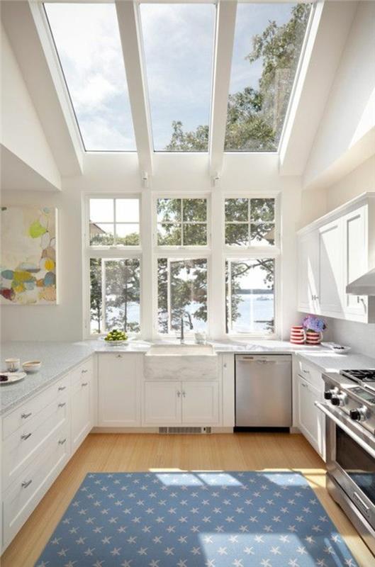 0-elegantna-in-moderna-kuhinja-s-streho-steklo-streha-modra preproga-na-svetlobi-parket