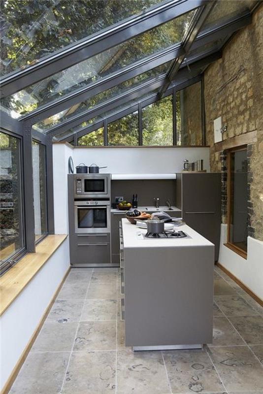0-moderna-kuhinja-s-strešnim oknom-velux-steklena-streha-v-kuhinji