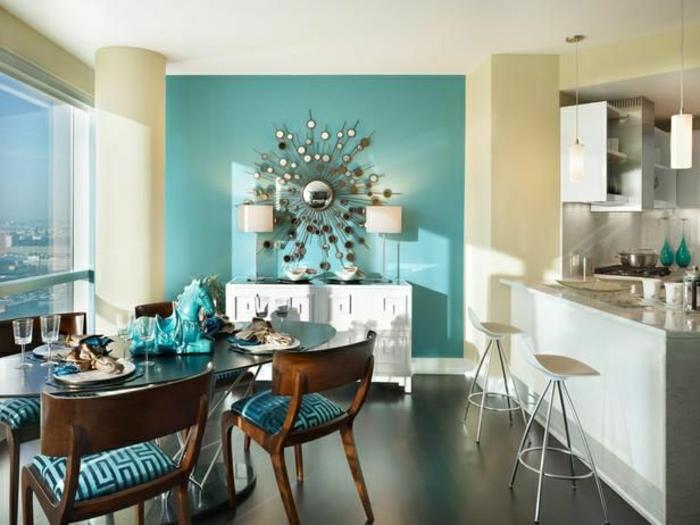 0-kuhinja-dnevna soba-modro-turkizno-leseni-stoli-lanena-tla-dekorativno-ogledalo