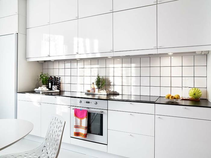 0-baltos virtuvės su baltomis plytelėmis ir baltai lakuoti baldai-modernus interjeras