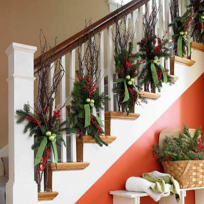 0-božična-dekoracija-notranjost-z-zeleno-jelko-vejo-za-stopnišče-v-vaši hiši