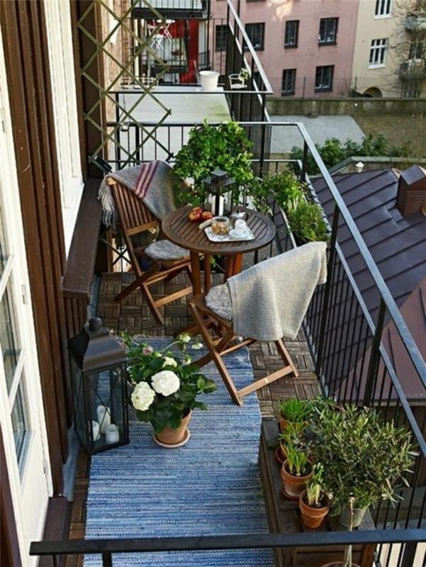 0-gana-balkonas-kaip-pražydinti-savo-balkoną-su gėlėmis-žaliais augalais-puode