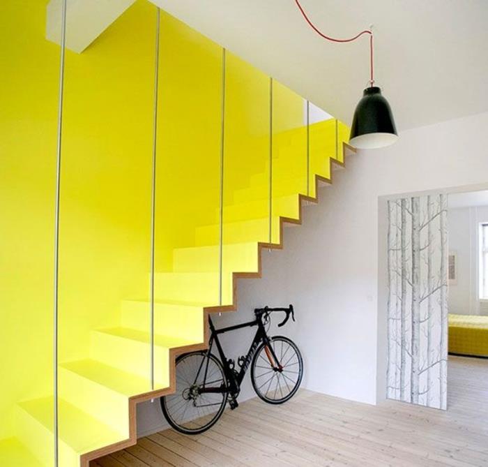 0-lepo-spiralno-stopnišče-v-lesu-pobarvano-z-rumeno-barvo-za-rumeno-notranjost