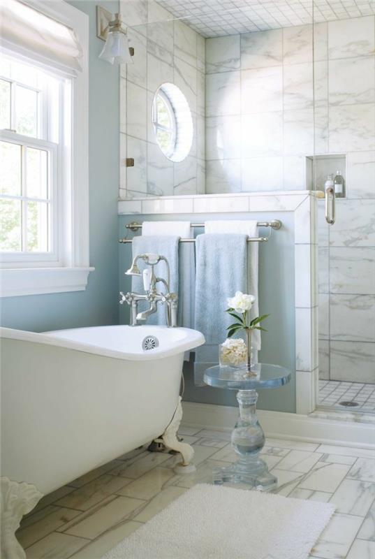0-gana-retro-prašmatnaus stiliaus vonios modeliai-marmuriniai vonios kambariai ir mėlynos sienos su dideliu langu