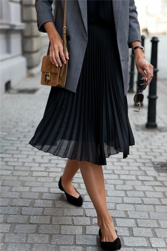 0-ilgas-juodas-klostuotas sijonas-moteris-pilka-striukė-moteris-juodi batai