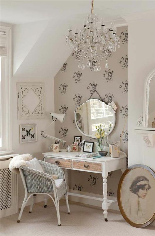 0-geriausias apsirengimo stalas-konforama-tualetinis staliukas-baldai-skrenda baltai medyje su veidrodžiu ir baroko liustra-krištolo siena-po šlaitu