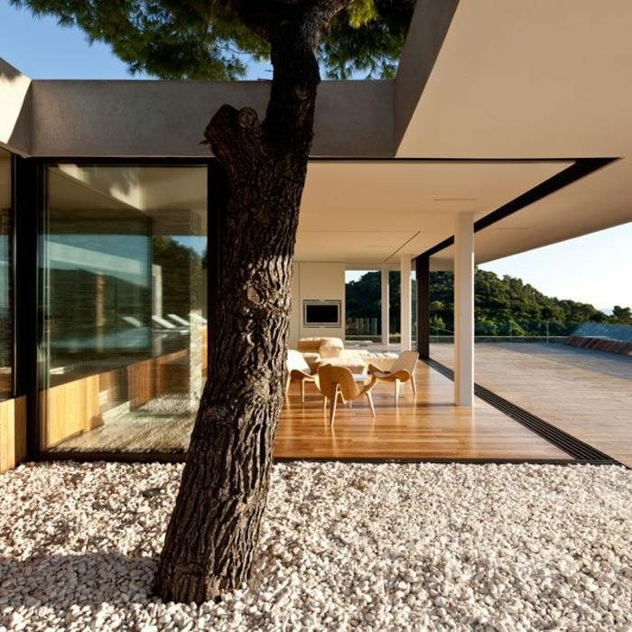 0-minimalizmas architektūroje-gražus namas su dekoratyviniais akmenukais ir modernus namas