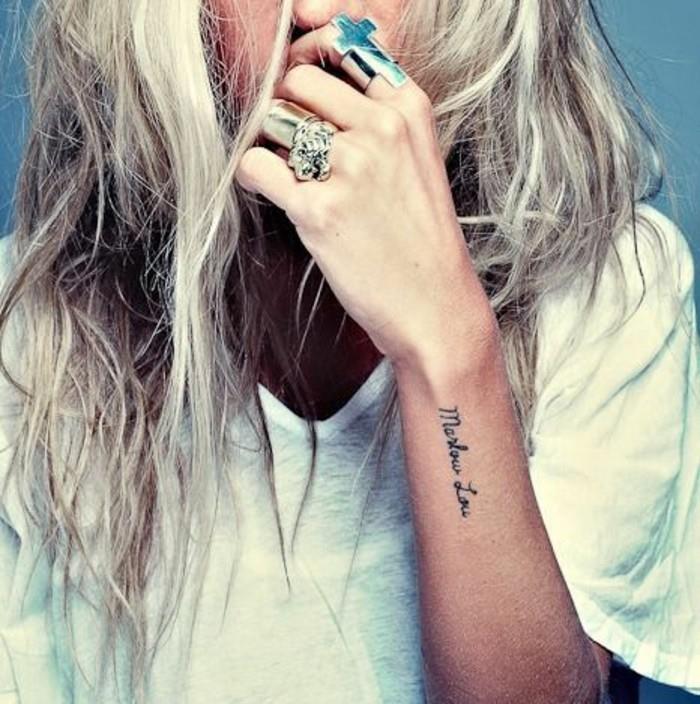 0-gražiausia-tatuiruotė-blondinė-moteris-tatuiruotė-originali moteris