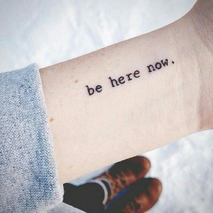 0-gražiausia-tatuiruotė-diskretiška tatuiruotė-moteris-tatuiruotė-rašanti moteris