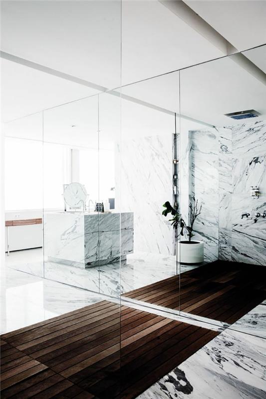0 moderniausių itališkų vonios kambarių modelių-pilkai baltos marmuro ir medinės grindys
