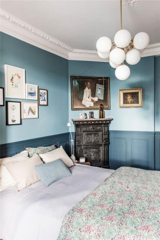 0-lepa-spalnica-z-belimi-oblikovalskimi-lestenci-temno-modrimi stenami