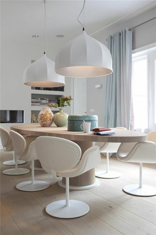 0-gražus-šviesus-medinis-stalas-plastikinės-kėdės-balta-šviesa-parketas-grindys-balta-šviestuvų dizainas