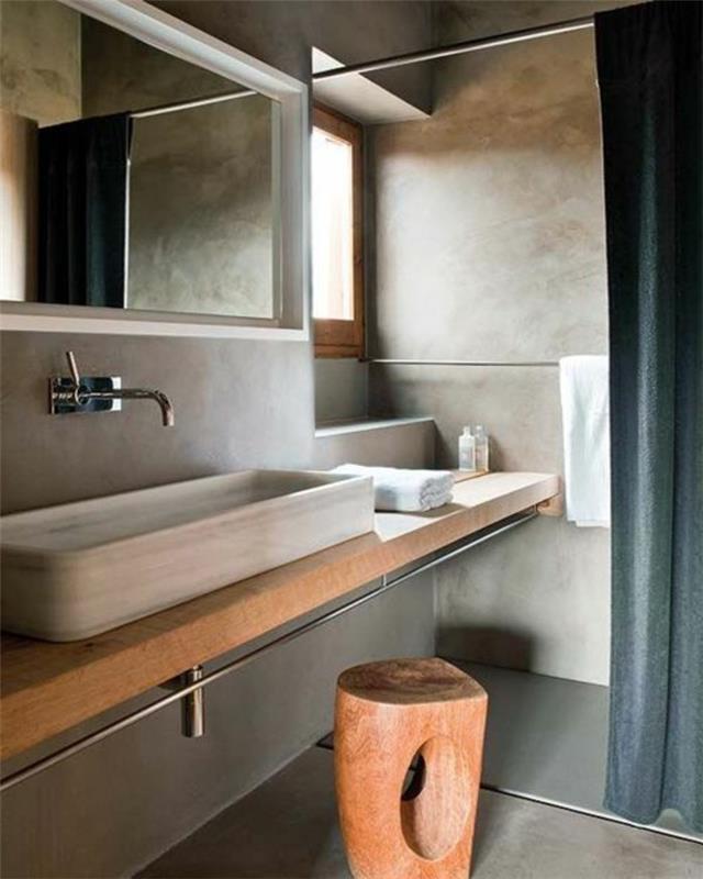 0-modelis-vonios kambarys-taupe-ir-medis-vaškuotas-betonas-sienos-sieninis veidrodis