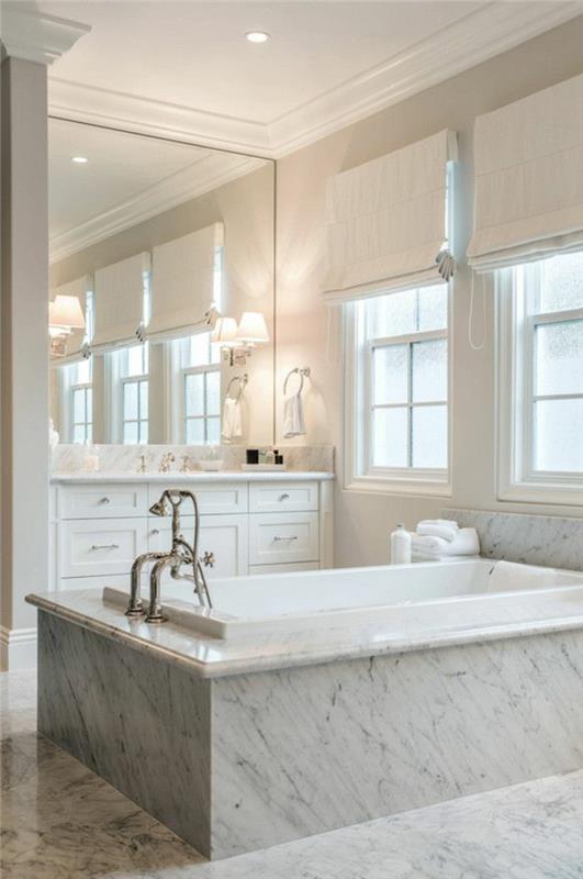 0-vonios modeliai-gražus-vonios kambario variantas-baltai pilkai marmurinis su dideliu veidrodžiu ant sienos