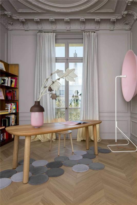 0 dekoratyvinių lipdinių ir lubų karnizų retro stiliaus prašmatniame gyvenamajame kambaryje su rožine vaza ir popieriaus gėle