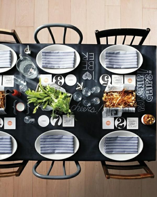 0-juoda-staltiesė-staliukas-elegantiškos-medinės-kėdės-skirtingos-gėlės-stalo apdaila
