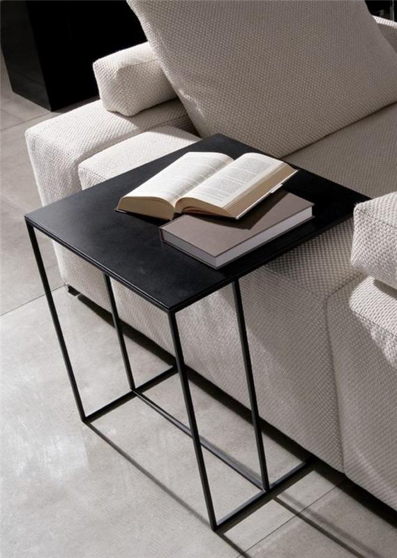 0-mažas-juodas-geležinis-šoninis stalas-sofai-smėlio spalvos sofoje-svetainėje