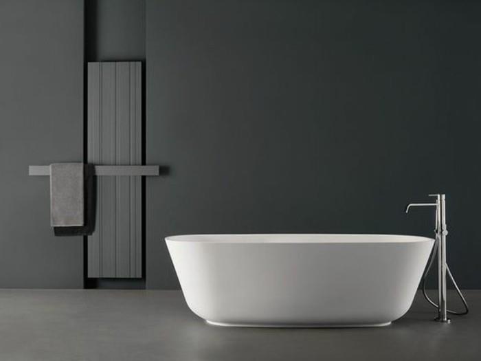 0-tirnice za brisače-bela-kopel-v-elegantni-kopalnici-sive stene