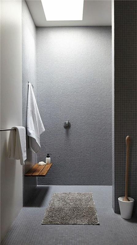 0-kopalnica-design-sivo-siva-ploščice-stenska-brisača-stojalo-kopalnica-bež-kopalna preproga