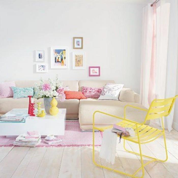0-dnevna soba-v-pastelnih barvah-roza-preproga-svetlo-parket-tla-bela-stena-bež-kavč-vogal