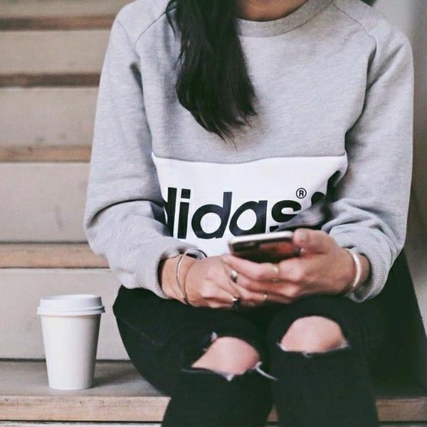 0-trenirka-siva-adidas-ženska-kavbojka-z-luknjami-črna-modni-trend