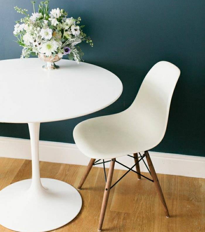 0-bela-plastična-miza-okrogla miza-ikea-cvetje-na-temno-modri-stenski mizi