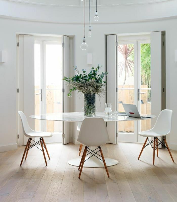 0-miza-miza-v-belem-marmorju-tla-tla-stena-balnc-plastični-stol-belo-cvetje-na-mizi