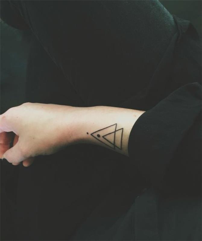 0-tatuiruotė-trikampis-reikšmė-tatuiruotė-moteris-tatuiruotė-originalai-moteris