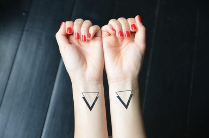 0-tatuiruotė-trikampis-reikšmė-tatuiruotė-kumštis-idėja-tatuiruotė-moteris