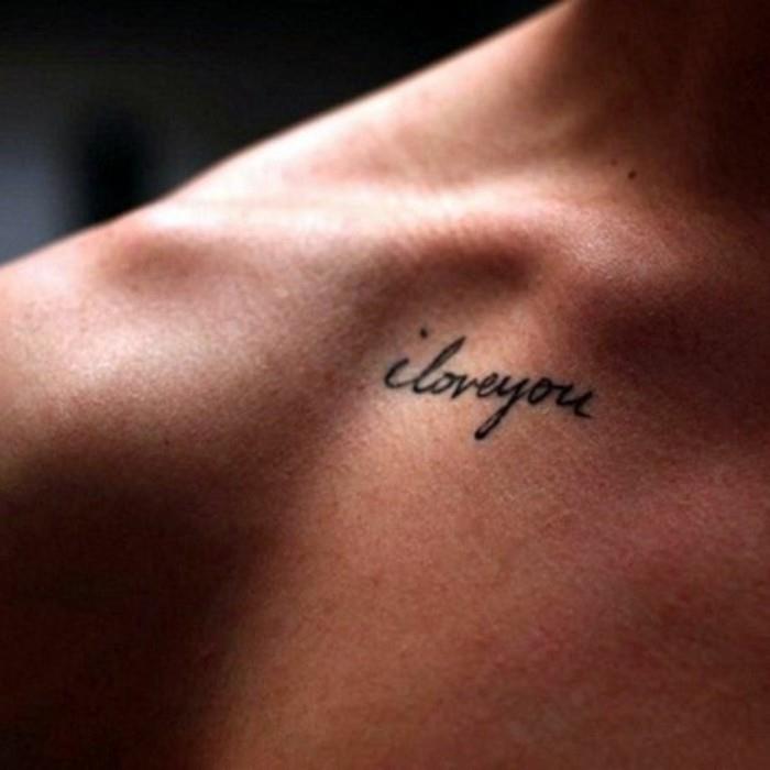 0-diskretiškos tatuiruotės-moteris-tatuiruotė-rašanti-moteris-diskretiška-tatuiruotė-moteris