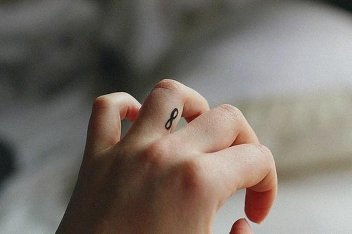 0-diskretiškos tatuiruotės-moteris-minimalistinė-tatuiruotė-moteris-idėja-dėl tatuiruotės