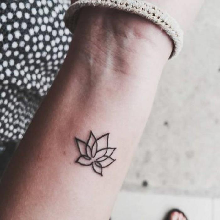 0-diskretiškos tatuiruotės-moteris-minimalistinė-tatuiruotė-durklas-moteris-idėja-tatuiruotė