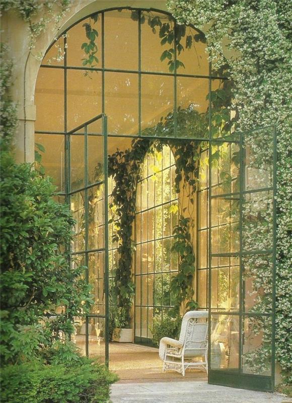 0-bioklimatinis-terasa-bioklimatinis-veranda-bioklimatinis-stiklas-pavėsinė su žaliais augalais