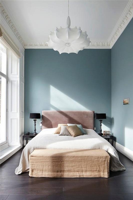 0-še-lepa-cvet-design-lestenec-bela-temno-modra-stene-zakonska postelja-v-spalnici