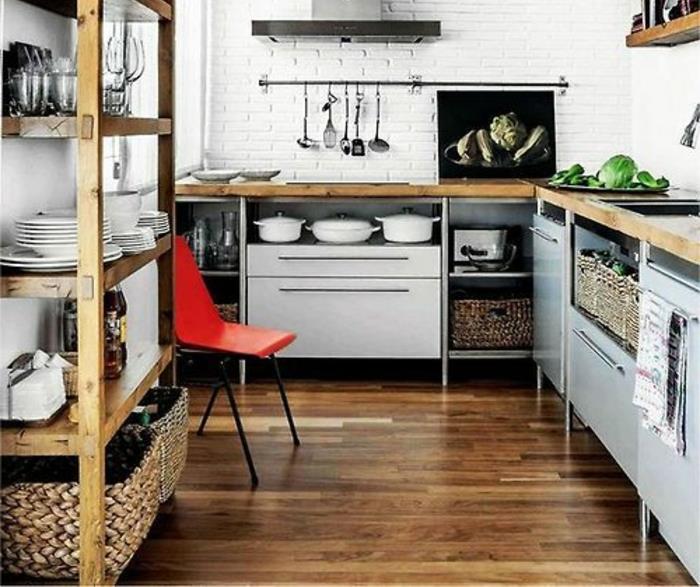 0-graži virtuvė po šlaitu su baltomis plytų sienomis ir šventasis-maclou tamsus parketas