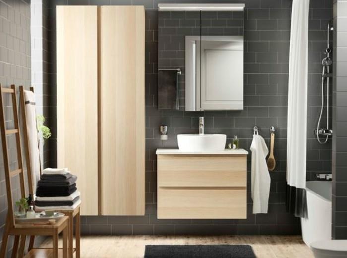 00-ikea-kopalnica-stolpec-v-svetlem-lesu-stenske ploščice-siva-trendi