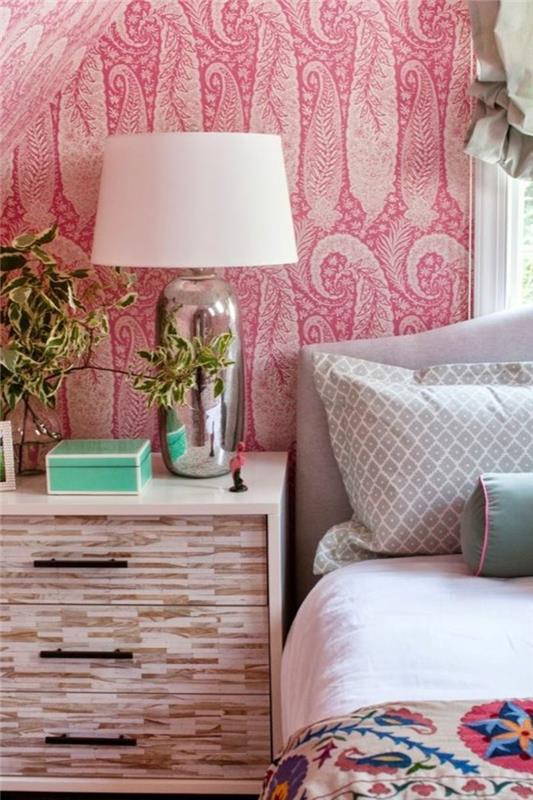 00-dizaino-gildijos-tapetai-dizaino-tapetai-rožinės ir baltos-pagalvėlės-ant lovos