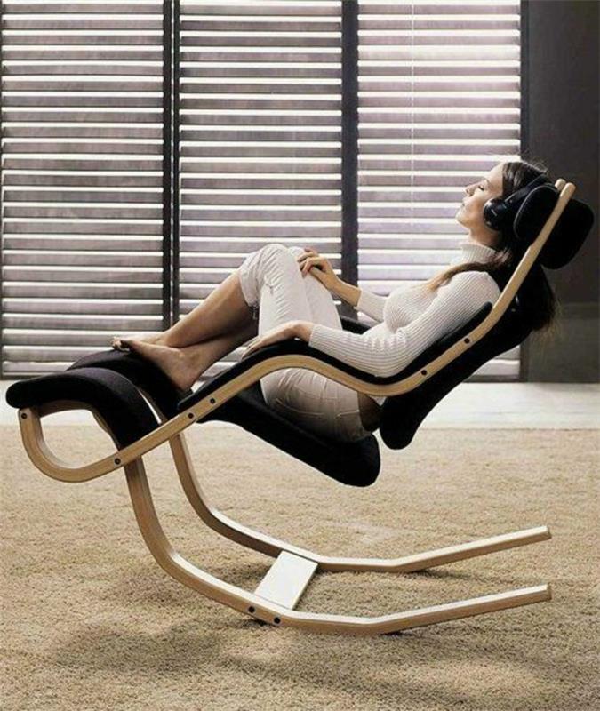 00-masažo kėdė-smėlio spalvos kilimas-gyvenamajame kambaryje-juodos odos kėdė-mūsų idėjos