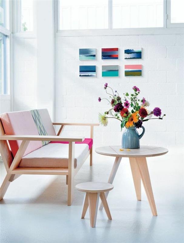 00-gražus-minimalistinis stalas-dizainas-šviesaus medžio ir gėlių-ant-pigiai-svetainės-stalo-minimalistinė sofa
