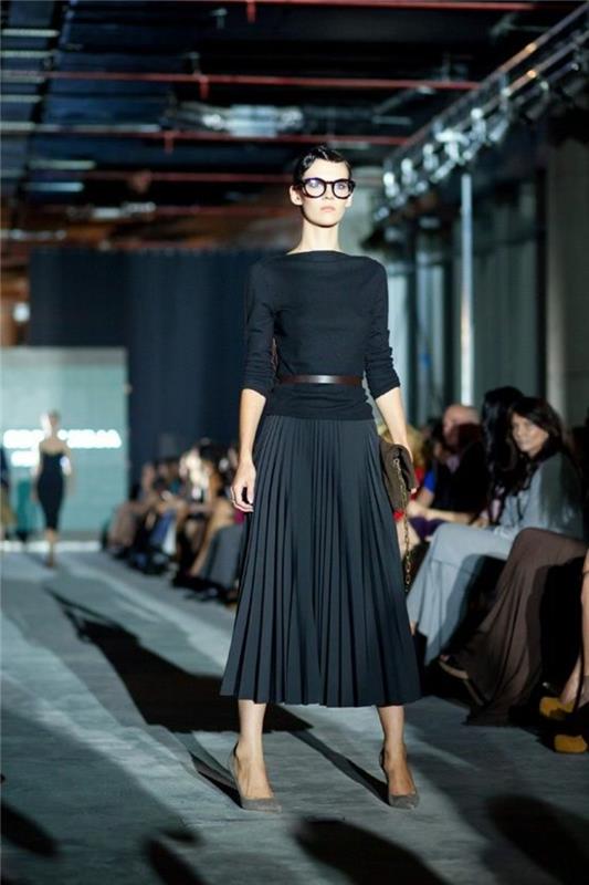 00-mados tendencijos-juodi-klostuoti-vidurio ilgio sijonai-juoda-palaidinė-moteris