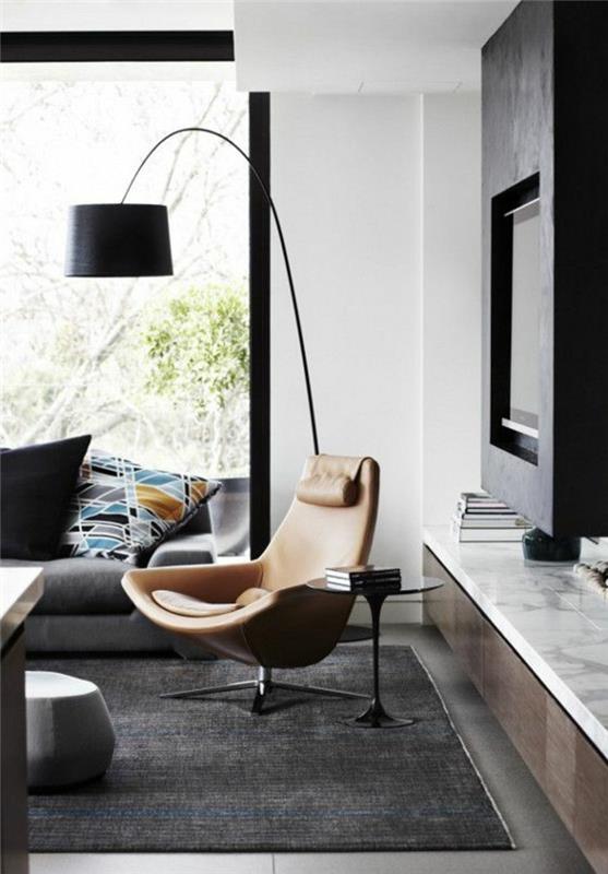 00-svetainė-su pilku kilimu-modernūs-gyvenamieji baldai-juodas kilimas ir atpalaiduojanti odinė kėdė