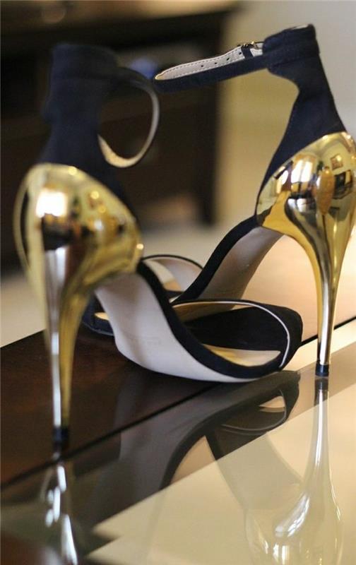 00-altın vurgulu-siyah-sandalet-kadın-ayakkabılarında-son-trendler