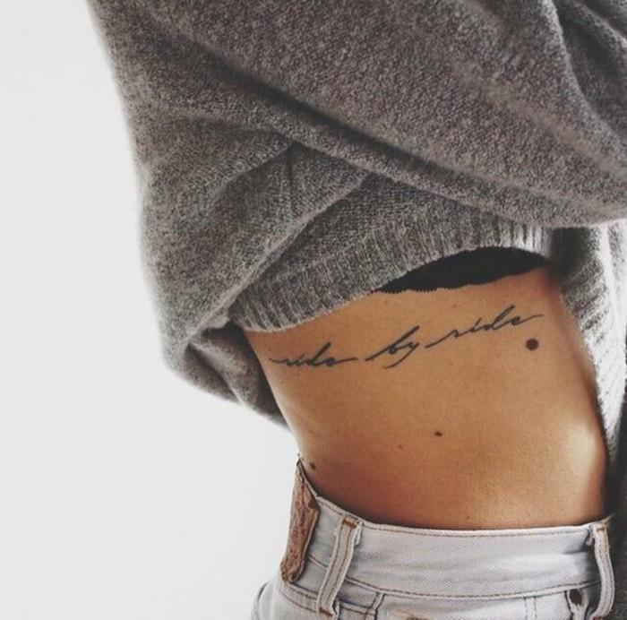 00-tatuiruotė-moteris-šone-gražiausia-tatuiruotė-moteris-mūsų idėjos