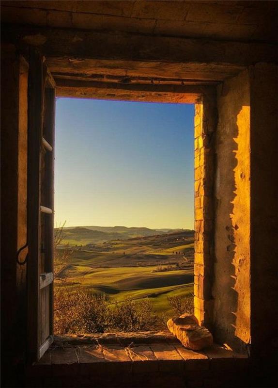 00-toskana-skozi-okno-a-lep-pogled-proti-italijanskim poljem-narava-toskana-turizem