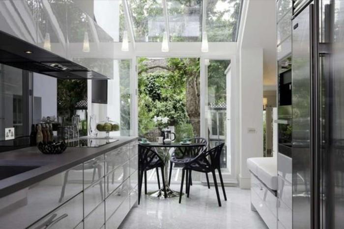 00-steklena-streha-notranjost-poceni-kuhinja-s-moderno-stekleno-strešno-steno-in-steklenim stropom